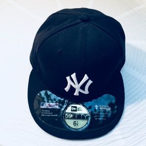 Black 6 7/8 in (54.9cm) New York Yankees Cap